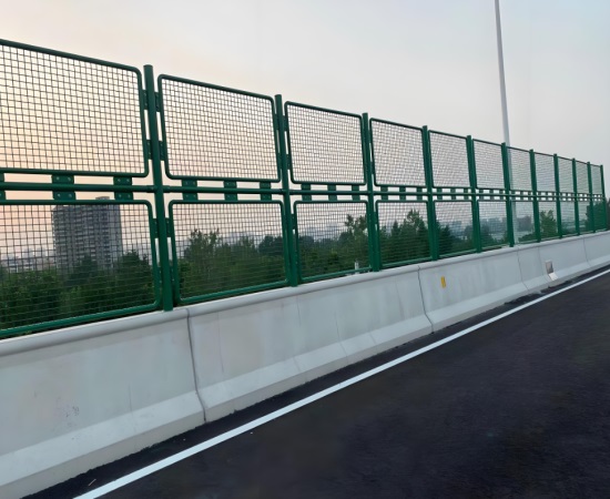 银川公路护栏网的材质性能分析